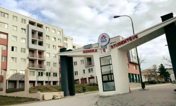 Centro de Estudiantes está fuera con un anuncio de admisión a dormitorios y comida en la cafetería