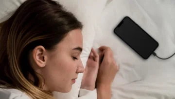 Advertencia seria sobre no cargar su teléfono por la noche cuando usted está dormido
