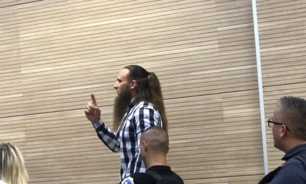 Bedri Krasniqi hat das Springen gegen Mehmet Malumbin
