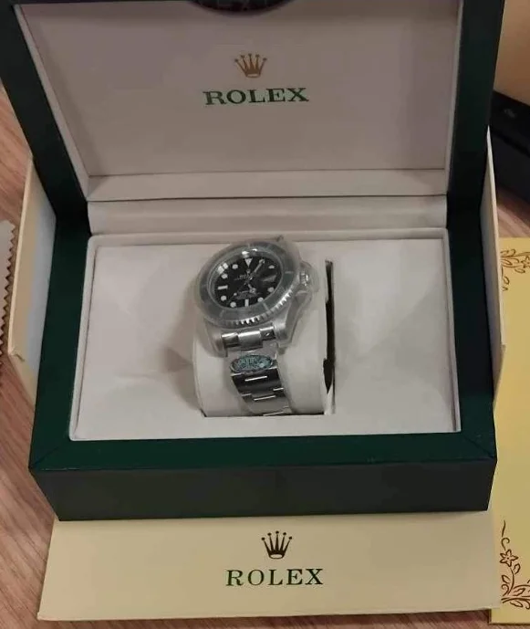 Rolex Uhr und versteckte iPhones, Zollerfassung wertvolles am Flughafen Pristina