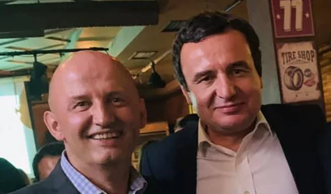 Hier, il les a déclarés fous, maintenant le conseiller de Kurt avertit les journalistes de calomnie.