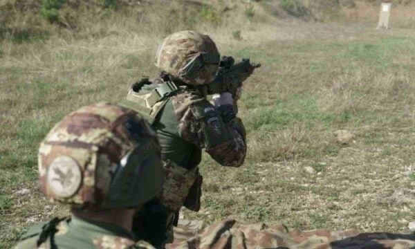 La KFOR realiza ejercicios de disparo de armas: Aumentar la capacidad de intervención rápida