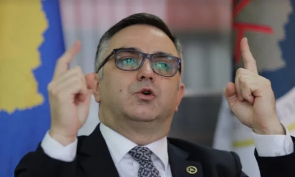 Tahiri: il governo Kurti ha gettato il Kosovo lungo la strada, con zero prospettive europee