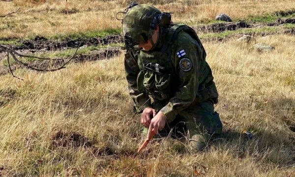Des soldats finlandais de la KFOR opérant contre des engins explosifs dans le nord