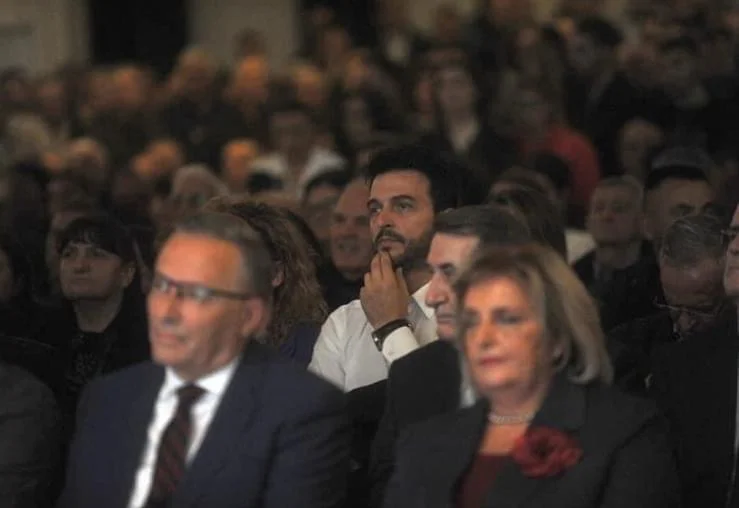 Armendi Muja bei VV, sein Bruder hinter Bedri Hamza bei der PDK Rallye in Mitrovica