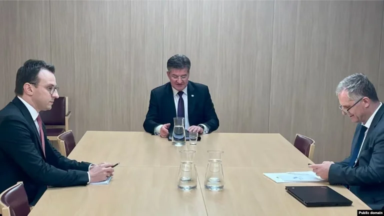 Three-way Brussels Meeting Begins