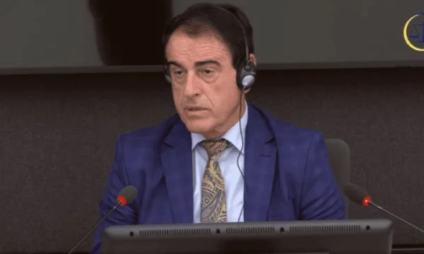 Ibishi continua la testimonianza: La zona Operativa Llap ha detenuto persone a Baygora qualche volta nell'agosto 1998