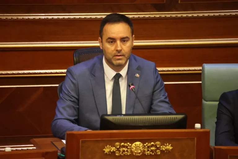 “has given you permission Dejona”, MPs press Conjufe to return to the Assembly, that was his reaction.