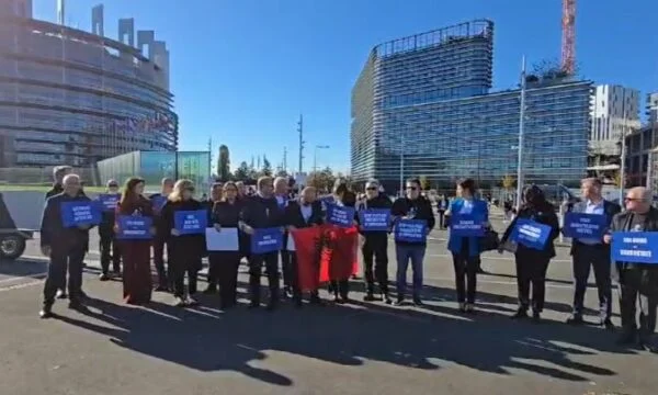 Opposition MPs in Albania protest before European Parliament