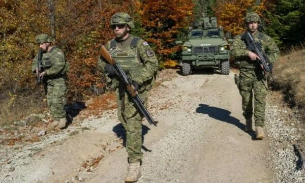 KFOR) annonce l'achèvement de l'opération 24 heures sur 24, une section croate patrouille la frontière avec la Serbie