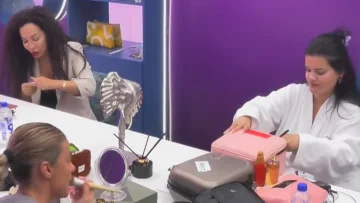 Rowena Steffa est irrité par la voix de Gresa Gashi : Un âne chante mieux que vous.