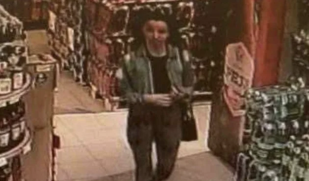 Ha rubato dei drink a un centro commerciale, la polizia chiede ai cittadini di aiutare a catturare questa donna.