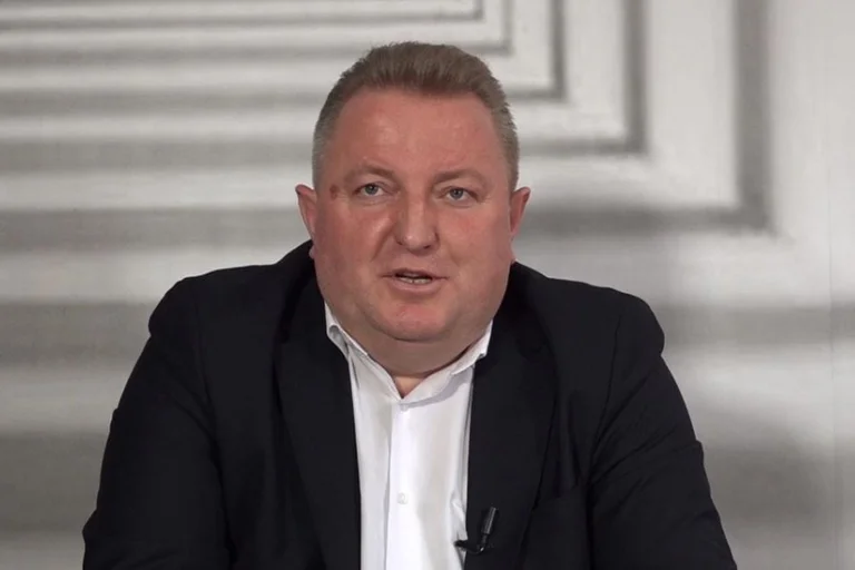 Hisen Berisha übertrifft: Bürger fallen Kurt, Osman und Donika Schwarz in Container