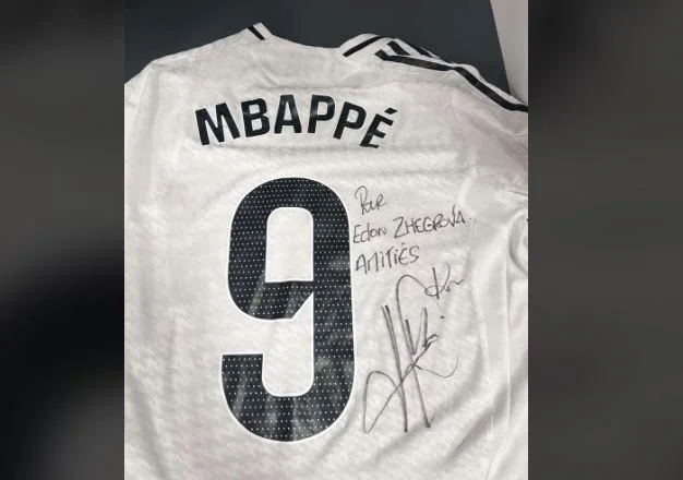 Mbanda ha donato il fantel al giocatore Edon Zegrov