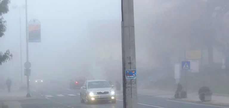 Ten cuidado, conducir en la niebla es peligroso.