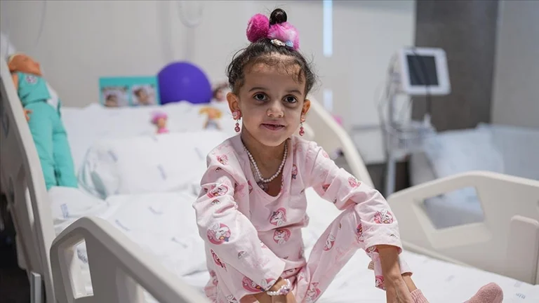 Kosovo Baby wieder gesund mit der Nieren ihres Vaters