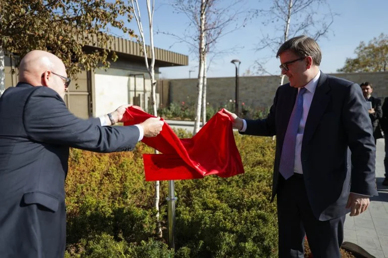 O'Brien Pflanzen einen Baum in Pristina, in Erinnerung an Tina Caidanow