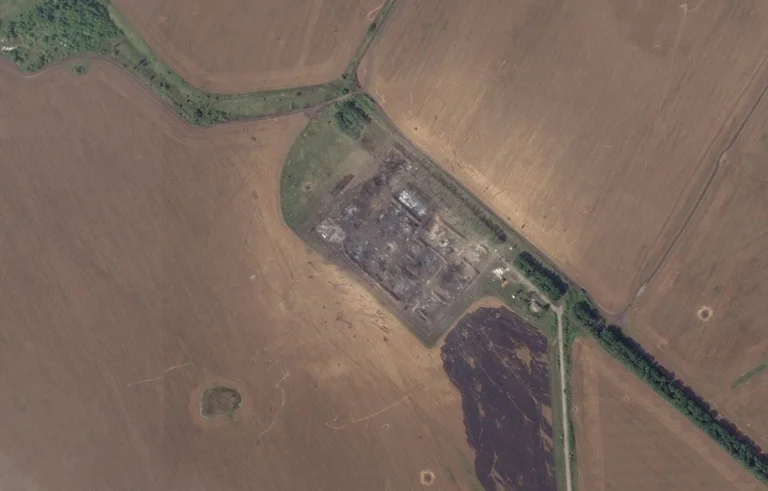Ukraine dit qu'il a touché l'aéroport militaire russe, usine d'explosifs