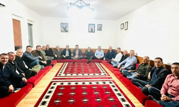 Hamza con Krasniqi ir a la Oda de Drenica de Demak