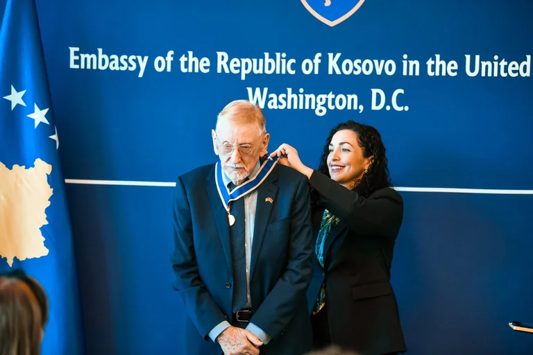 In nome della Repubblica del Kosovo, Osman festeggia Walker