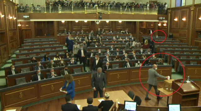 Molliqaj publie des photos: Ce sont les deux députés fidèles de la Liste serbe qui ont voté Vjosa Osman