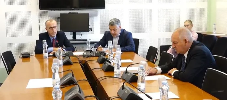 La position boycotte le processus d'acquisition des manuels et des manuels de la Commission parlementaire d'enquête pour la subvention