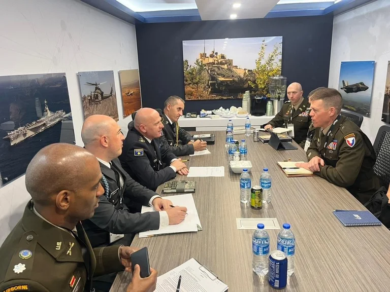 El comandante Yasar en los Estados Unidos discute la cooperación bilateral entre dos ejércitos