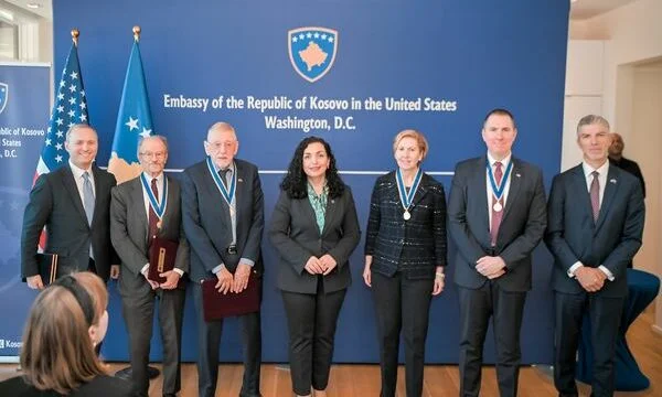 Osman ziert William Walker, Tom Lantos, Daniel Fried, Josh Black und Mira Ricardo: Vielen Dank für die Menschen im Kosovo!