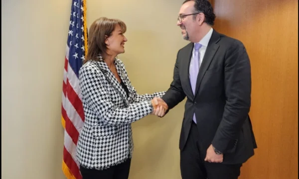 Jahjaga rencontre Cassanoff, parle de l'approfondissement des relations bilatérales entre le Kosovo et les États-Unis