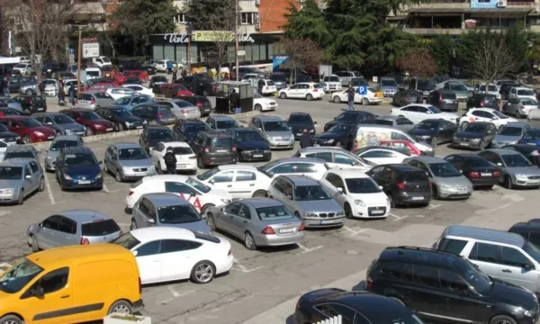 Pristina alarmiert die Polizei, dass sie sein Auto gestohlen haben, 3 Wochen nachdem sie ihn gefunden haben, erinnert er sich daran, den Parkplatz zu vergessen.