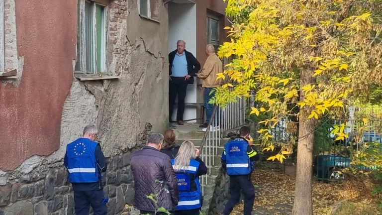 Die Schließung der wochenende parallel Gemeinde, Details der Geschichte: Stehend von Polizeiamten
