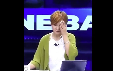 Der Moment, an dem der Nachrichtenhost während des Erdbebens in der Türkei reagiert (VIDEO)