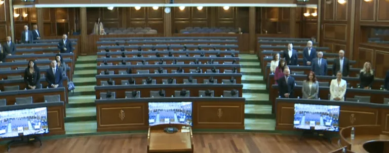 “A kommt zu uns... mit Hut”, Opposition setzt Hüte auf VV Abgeordnetensitze