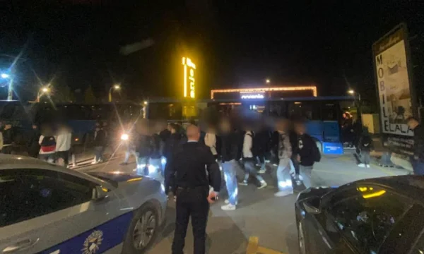 Police control a bus with students in Ferizaj, find weapons, knives and iron boxing