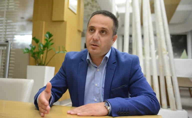 Driton Selmanaj e pyet Liburn Aliun: Tash a del Serbia në Adriatik apo deti Adriatik ka ndërru vend