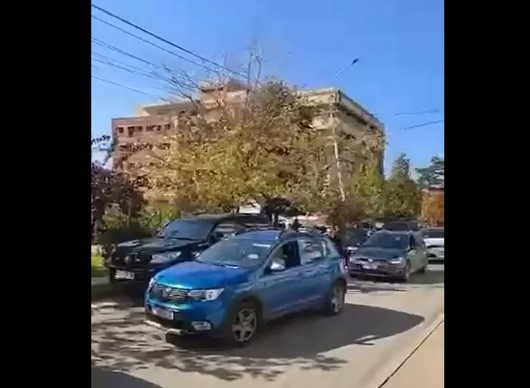 Vjosa bloques Osmani Oncología con jeeps negros- VIDEOS