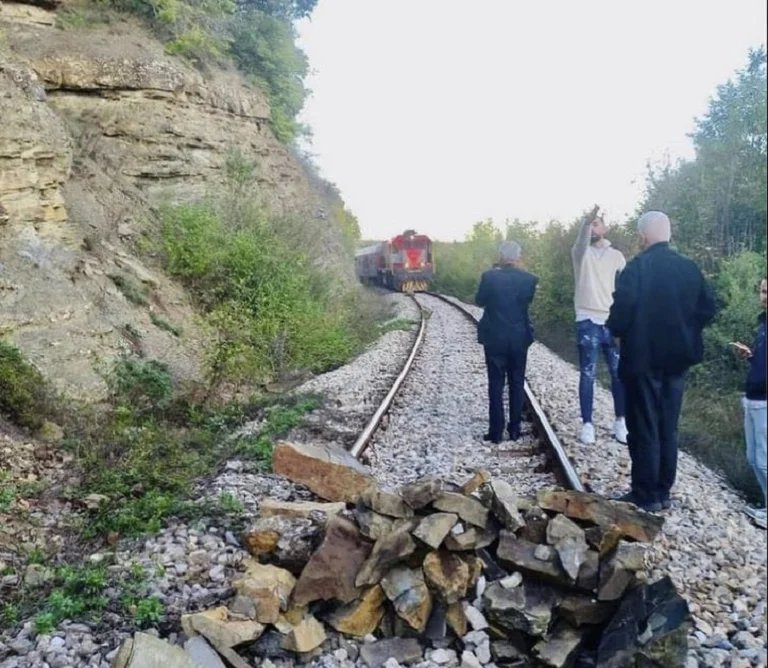 Mettere rocce su binari ferrovia, Trainkos: agire con elementi terroristici
