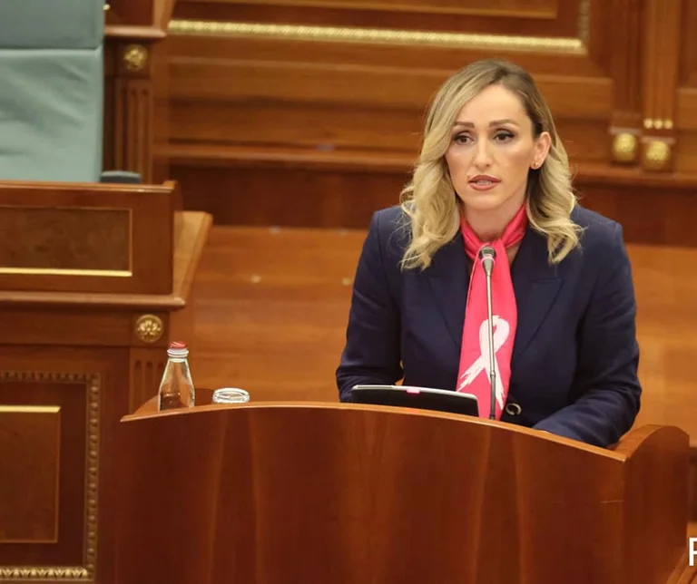 Deputetja e AAK-së: Me këto 6 euro e 80 centë kemi shpëtu nga varfëria