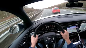 La cámara de tráfico lo atrapó corriendo con un Audi, la imagen del conductor se convirtió en un éxito en Alemania