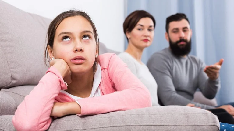 Teen Pubertät: Kampf mit deinen Eltern, Einfluss der Gesellschaft, gefährliches Verhalten, das auf seinem Geist ist
