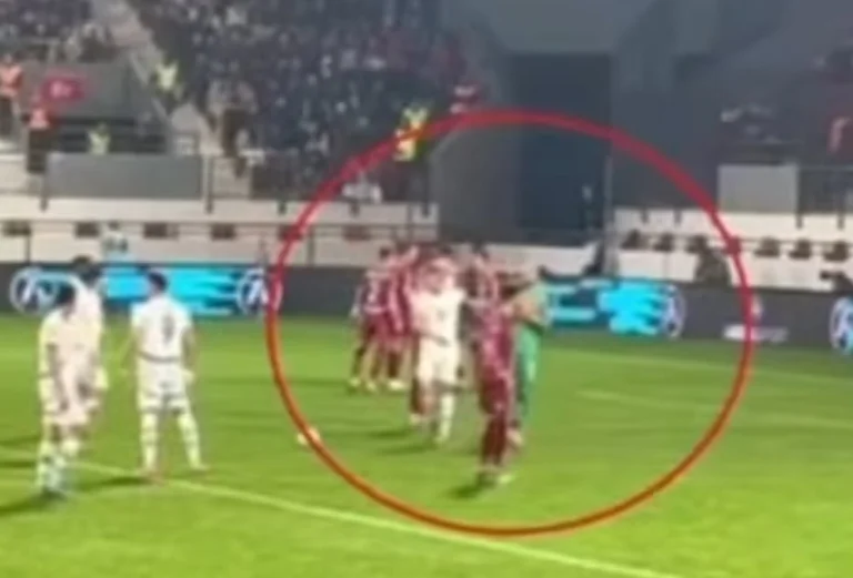 Moment, als Jaka serbischer Torhüter hart während des Spiels trieb
