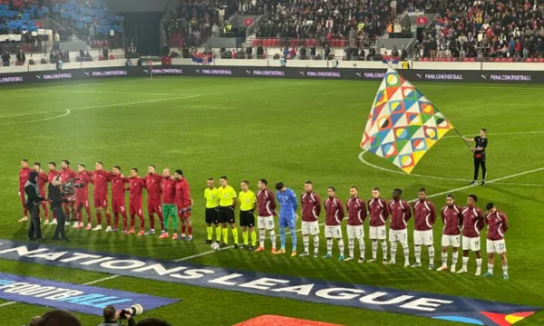Avergonzado: Aficionados serbios en el coro frente a Jaka: Kosovo, el corazón de Serbia