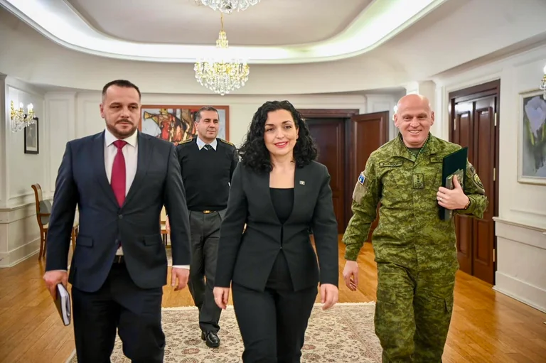 Pacolli bügelt mit Osman: Oy Supreme Commander, KSF Minister und Kommandeur sind keine Offiziere