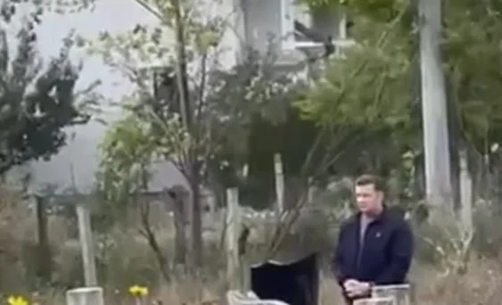 Haxhi Shala vient au Kosovo, se dirige vers la tombe de son père