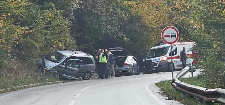 Accident grave entre deux voitures à Kechkolla, Pristina, ambulance sur les lieux