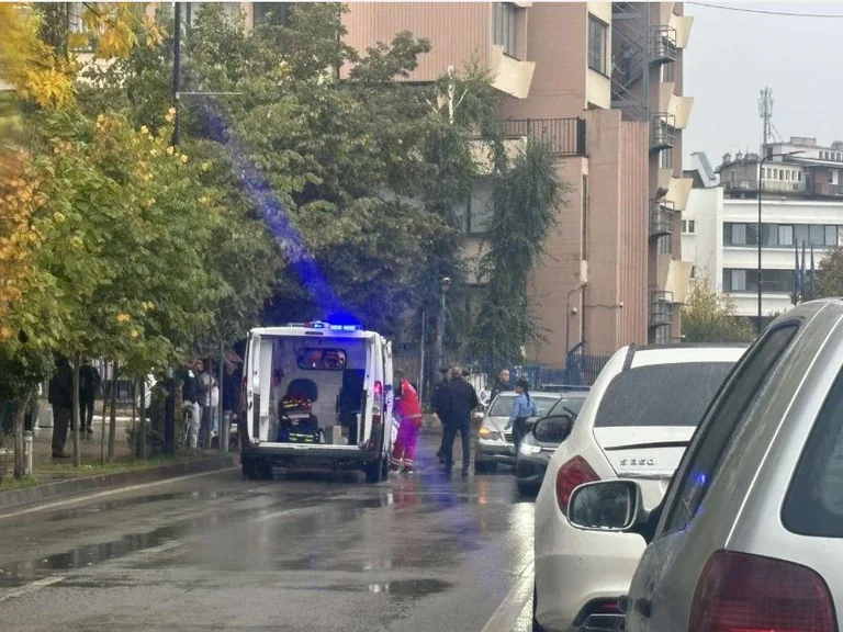 Dos chicas golpeadas en coche en Pristina