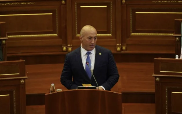 Haradinaj au Parlement: Kurt emprunte. C'est un espion.