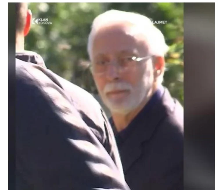 Altre immagini: Jakup Krasniqi eccitato alla tomba del fratello, EULEX ha trasmesso 10 auto a Negroc
