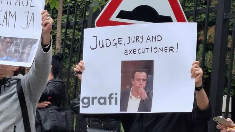 “Judge, Jury und Hinrichtungen”, Demonstranten mit Slogans und Whisteln erfordern die Freilassung des serbischen Politikers im Norden