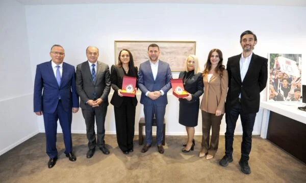 Krasniqi rencontre La femme de Thaci et la femme de Wessel: Les félicitations que nous avons échangées n'étaient pas complètes sans nos dirigeants.
